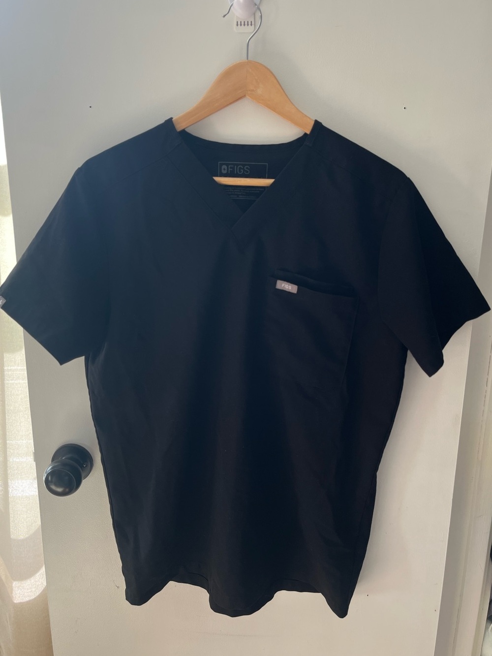 Figs Men's Leon V-Neck Scrub Top in Black